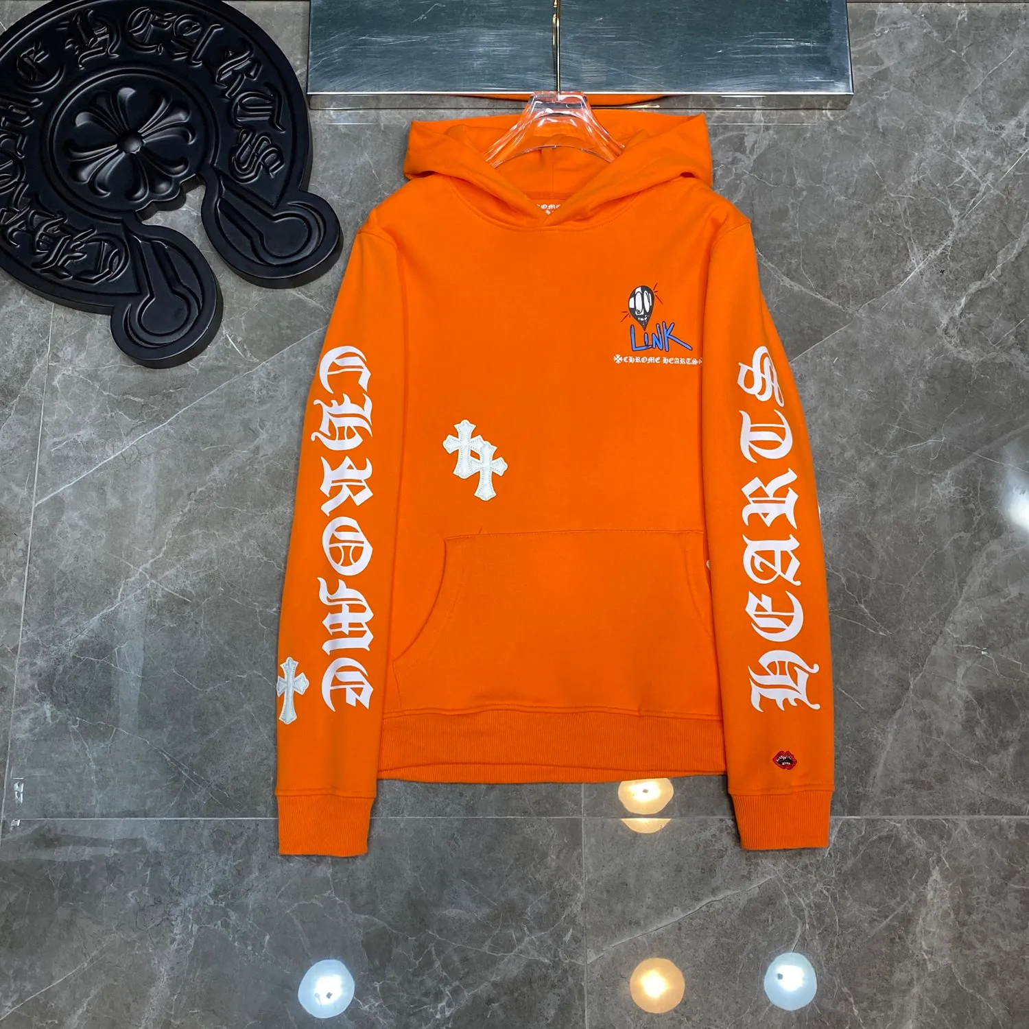P240 Chrome Hearts Autumn and Winter 2025 Available at counters simultaneously ❤️ Chrome Hearts Matty Boy cross embroidery leather graffiti hoodie sweatshirt SVIP customized version! ! High version of Pinpi! ! Imported environmentally friendly glue printing and dyeing. Improved customized version 1:1. High-quality fabric with high weight. Recommended color: customized orange. Size: S, M, L, XL.